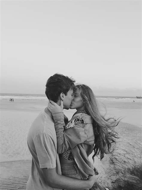 teen couple kissing on the beach // ig: milyschech | Teen couples