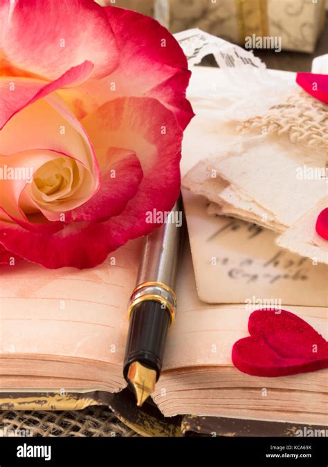 Escribir carta de amor Fotografía de stock - Alamy