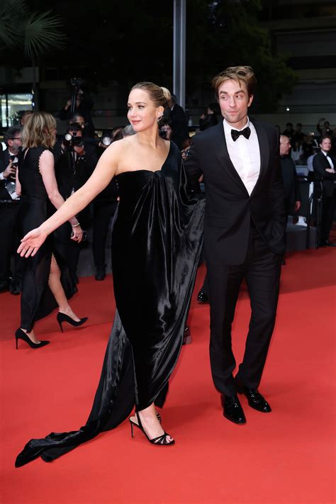 Jennifer Lawrence a Cannes 2025 con la Saddle Dior e una gonna di