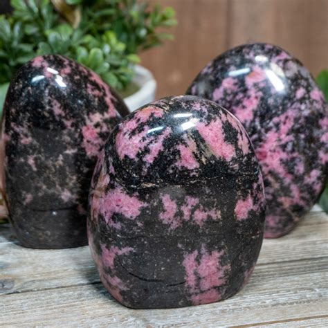 Rhodonite Meanings and Crystal Properties - The Crystal Council