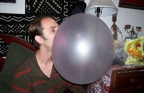 Huge chewing gum bubble (4 photos) - Izismile.com