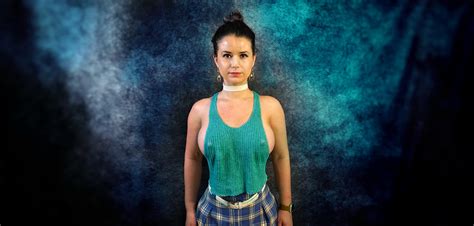 This top is the perfect tease! : r/teasing