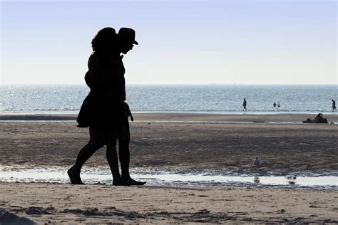 nudistbeachcouple bilder und fotos kostenlos downloaden