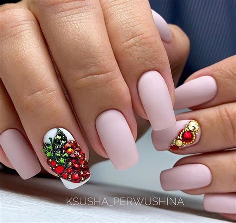 Маникюр с клубникой: 30+ нескучных и сладких идей