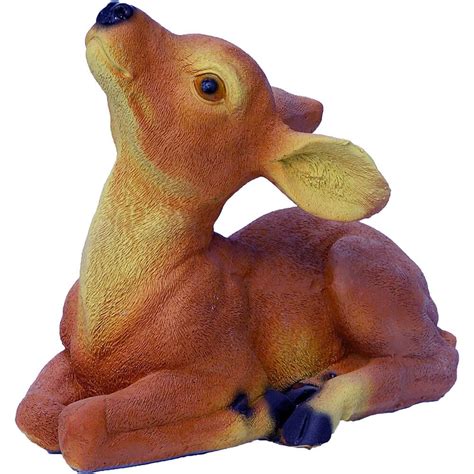 Олененок лежит