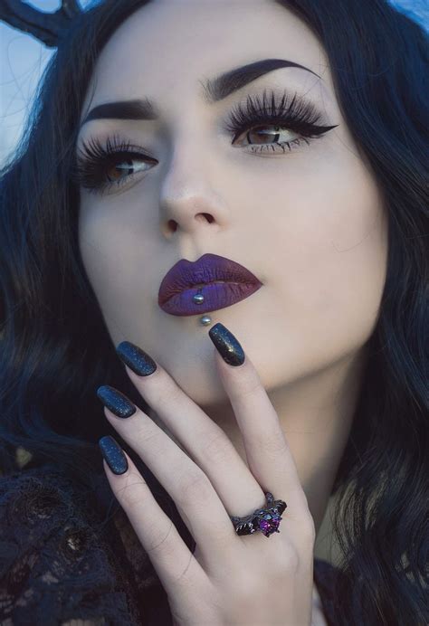 Pin de Sylvia Vondahoam en goth | Mujeres góticas, Maquillaje gótico