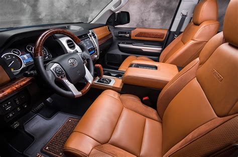 2017 Toyota Tundra 1794 front interior seats - Motor Trend en Español