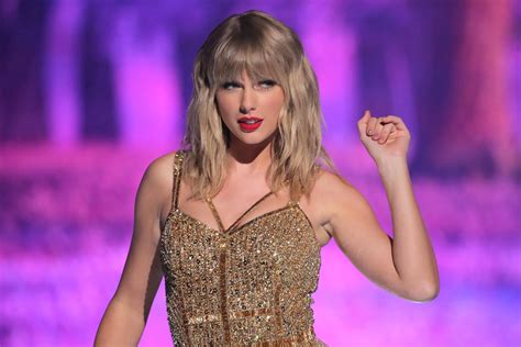 I wish Taylor swift turned me into her sissy girl! I’d serve anyone she