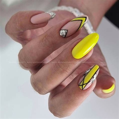 Pin by Yoko Li on Uñas in 2024 | Fancy nail art, Hippie nails, Beige nails