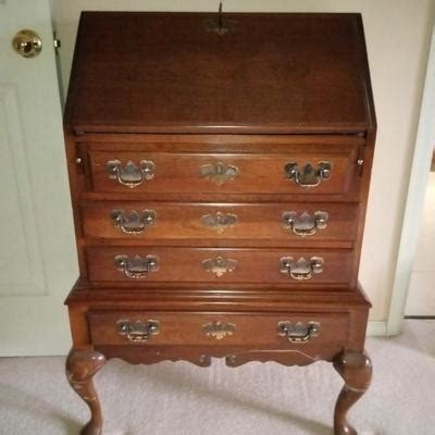 MADDOX COLONIAL REPRODUCTIONS QUEEN ANNE STYLE SECRETARY DESK ...