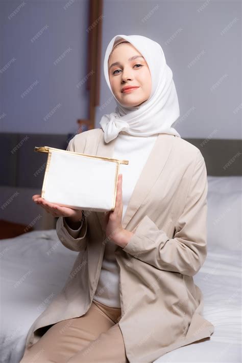 Premium Photo | Muslim women model islamic holding pouch bag confidence