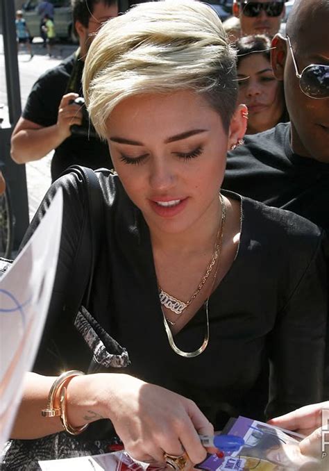 love her hair here Long Pixie Hairstyles, Trendy Short Haircuts, Trendy ...