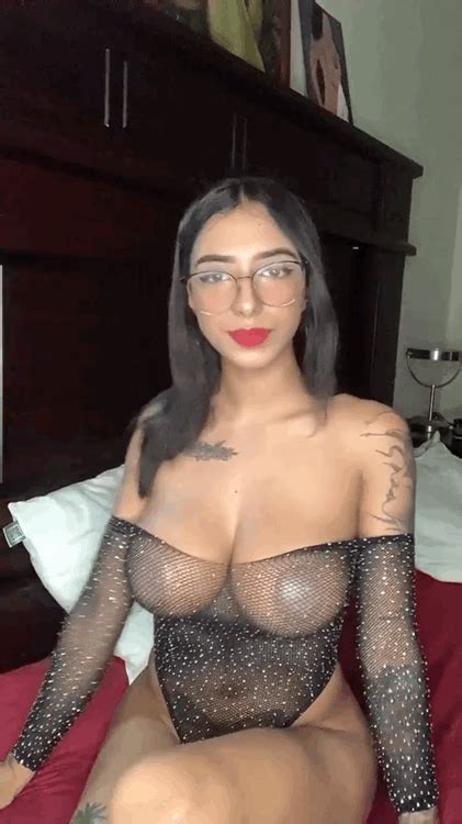Hermosa con bonitas tetas / Beautiful woman with... - Mazterx