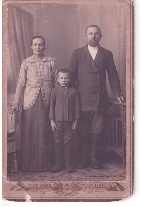 Андрей Иванович, Анисья Сергеевна Сизовы и сын Василий (8 лет) 1915г ...