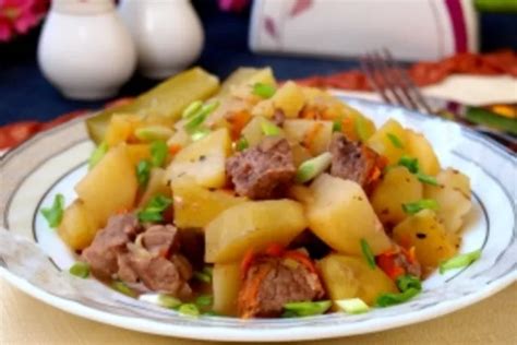 Тушеная картошка с мясом - рецепт приготовления с фото и видео