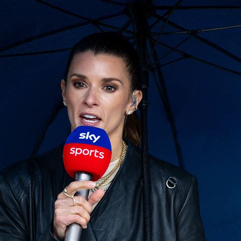 Country Music Star Turns Heads With Stunning Cowgirl Photo - The Spun