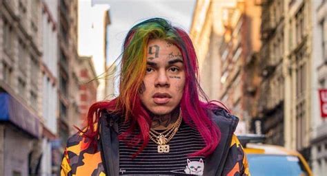 На 6ix9ine напали во время выступления в Москве