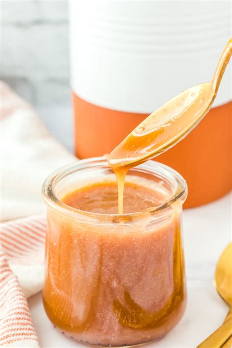 Homemade Caramel Sauce {Quick + Easy!} | Lil' Luna