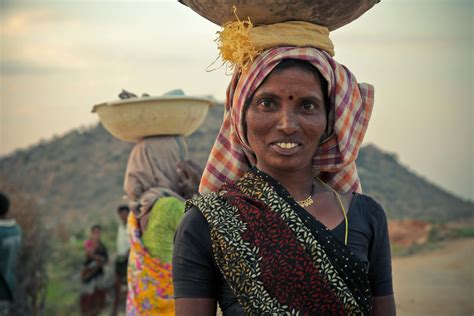Images Gratuites : la personne, gens, femme, En regardant, femelle ...