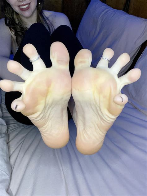 Come take a whiff of my smelly soles😜💗 | Scrolller