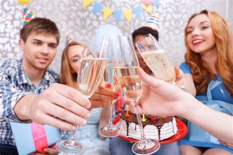 Celebrazione Felice Di Un Compleanno Immagine Stock - Immagine di mani ...