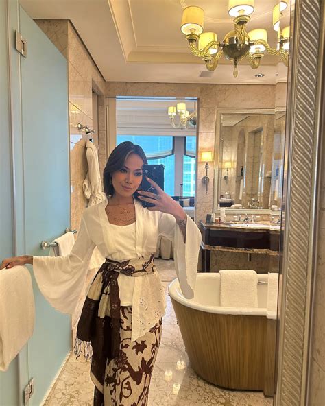 M E A H ꕥ | Dua tiga kucing berlari, meah berpakaian kebaya putih