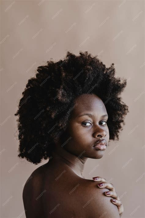 Linda mulher negra nua com cabelo afro | Foto Premium