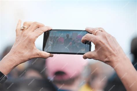 premium photo hands phone screen  woman  photograph outdoor