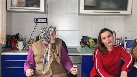 «Бабуля с внучкой весело проводят время». - YouTube