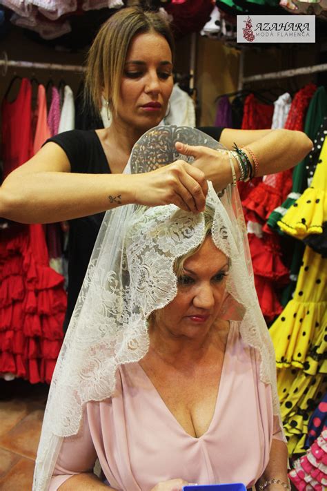 Mantilla negra tres picos simil encaje de granada Tradicionalia