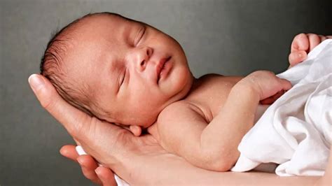 Pregnant woman gives birth on bus, couple throws baby out