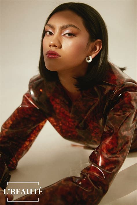 SOFIA FLORES F A S H I O N \ S T Y L I S T