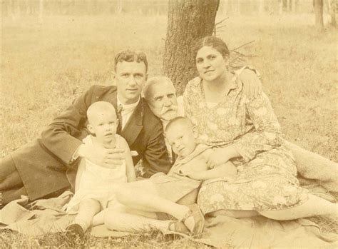 Старинные фотографии часов на руках у владельцев