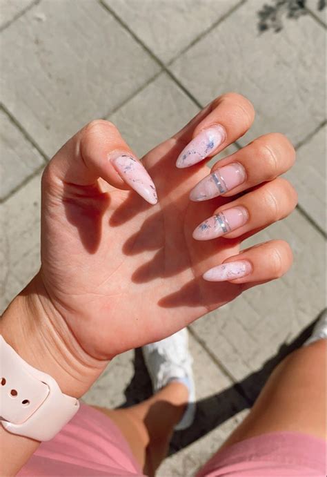 Нежный маникюр 💅🏼 Острые длинные ногти | Ногти, Маникюр, Гламурные ногти