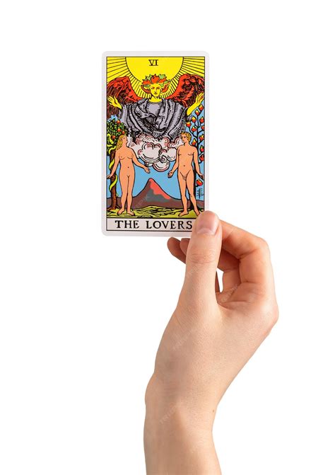 Los amantes de los principales arcanos de la carta del tarot en la mano