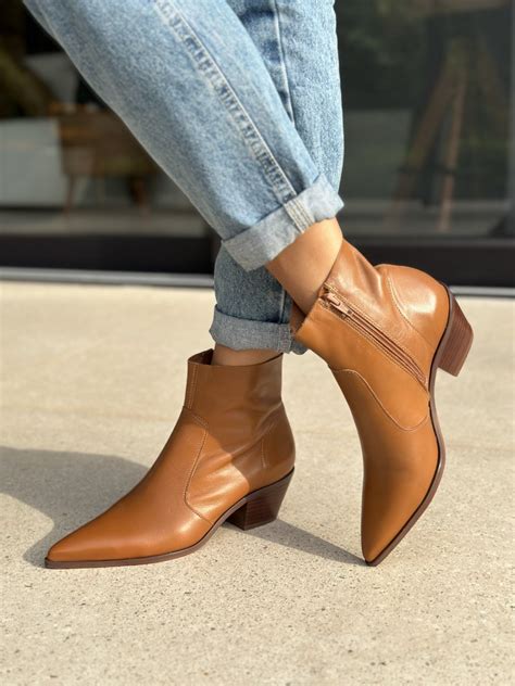 Bota Bico Fino Couro - Bota Cano Curto em Couro Bico Fino Arezzo