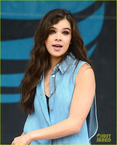 Hailee Steinfeld Shows Off Her New Merch!: Photo 3715290 | Hailee ...