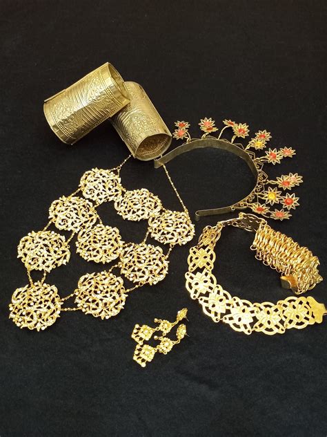 TARIAN POJA BUGIS SELANGOR: BUSANA CARA PEMAKAIAN PERSEMBAHAN