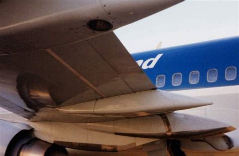 What are these parts on the wing of a Boeing 737? - Aviation Stack Exchange