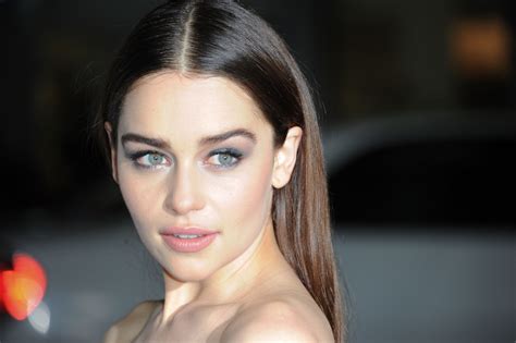 Emilia Clarke: Stunning HD Wallpaper of a Green-Eyed Beauty