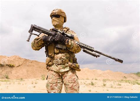 солдат в камуфляже стоковое фото. изображение насчитывающей офицер ...