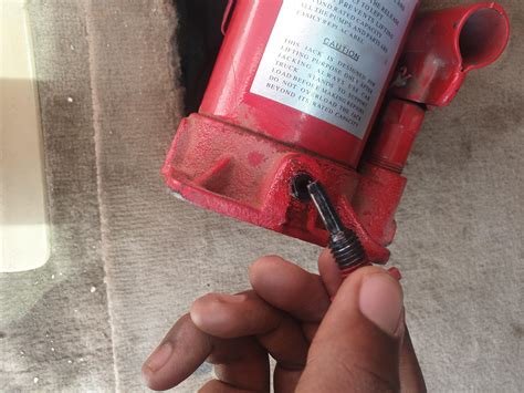 Removed this screw from my hydraulic jack but it won't screw back on no