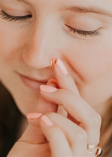 how to put in a twist nose ring