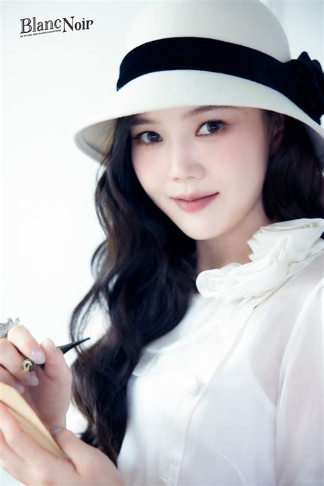 OH MY GIRL 2026 Season’s Greetings “BlancNoir” Concept Photos | kpopping