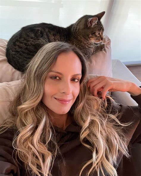 Laura Acuña demuestra su amor por los animales presentando a sus