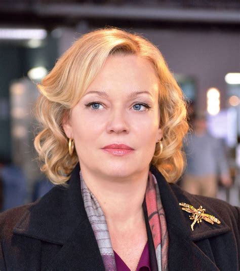 Download Samantha Mathis Short Blonde Hair Wallpaper | Wallpapers.com