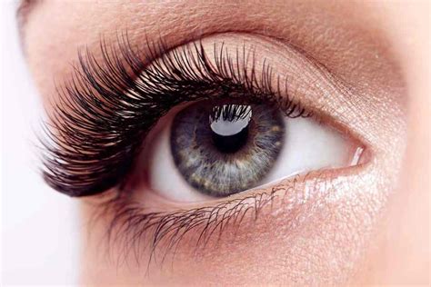 Clear Magnetic Eyeliner (Do They Work + The Best To Buy) - Beautygab.com