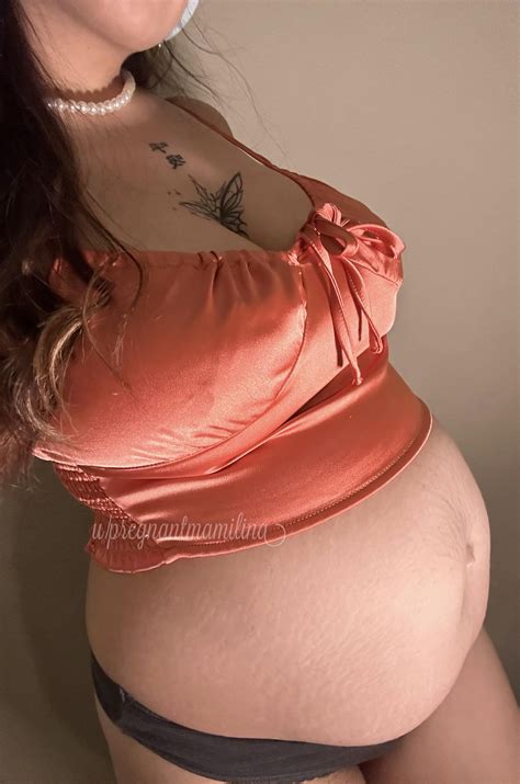 Does my belly look big for just showing at 18 weeks? : r/PregnantGoddessxo