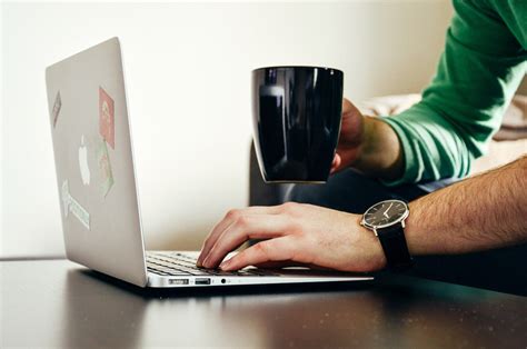 [フリー写真] マグカップを持ちながらパソコンを操作する手でアハ体験 - GAHAG | 著作権フリー写真・イラスト素材集