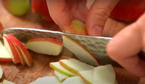Яблочный пирог с нежной заливкой: вкуснее, чем торт